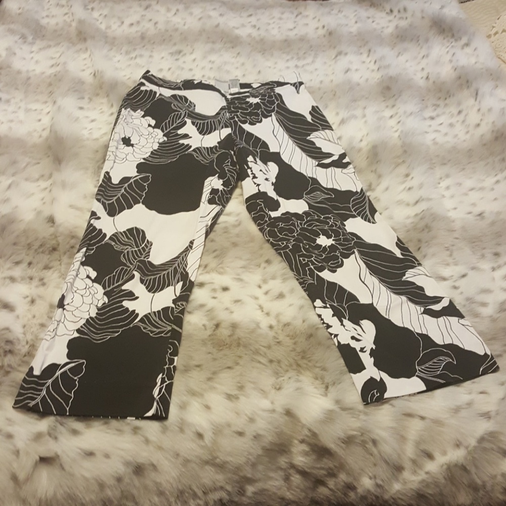 Black and white floral print cotton capris